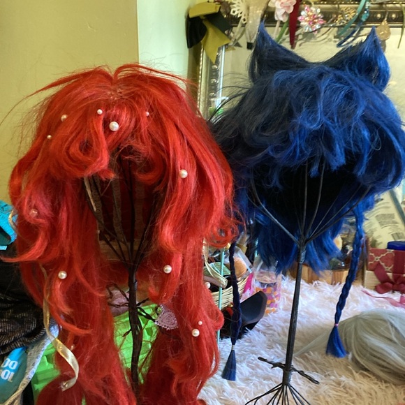 19 assorted wigs!!! Scroll to see all of them - Picture 7 of 13